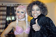 Hula-Hoop Queen Gypsy Gomez (li.) und Sängerin Joan Orleans (Foto. Ingrid Grossmann)